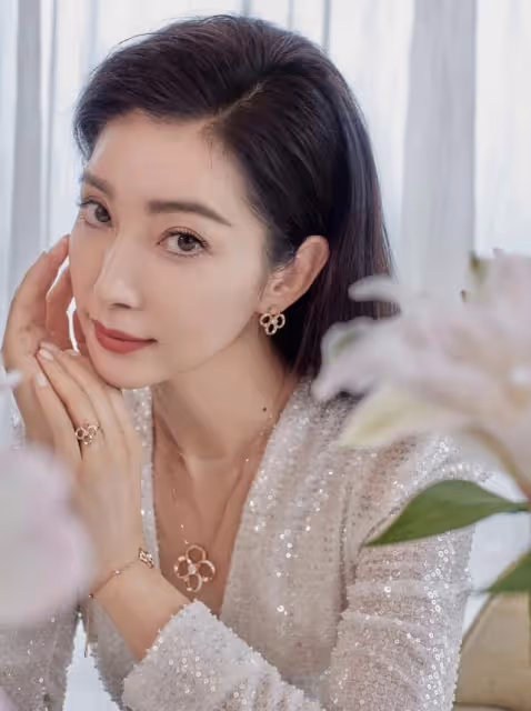 李冰冰把亮片穿得優雅不俗,V領裡面配裸色打底,看著還挺保守的