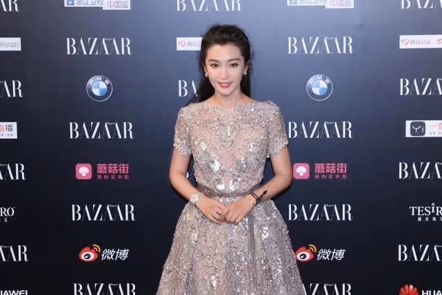 李冰冰把亮片穿得優雅不俗,V領裡面配裸色打底,看著還挺保守的