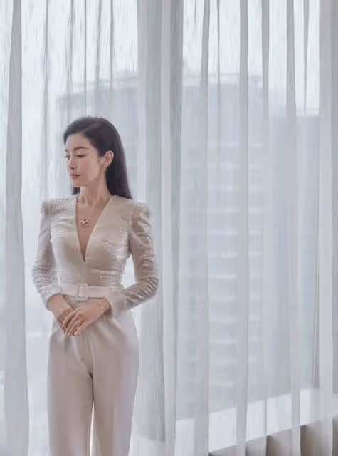 李冰冰把亮片穿得優雅不俗,V領裡面配裸色打底,看著還挺保守的