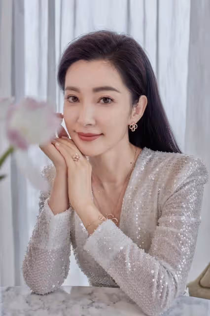 李冰冰把亮片穿得優雅不俗,V領裡面配裸色打底,看著還挺保守的