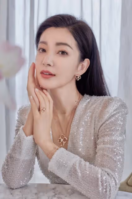 李冰冰把亮片穿得優雅不俗,V領裡面配裸色打底,看著還挺保守的