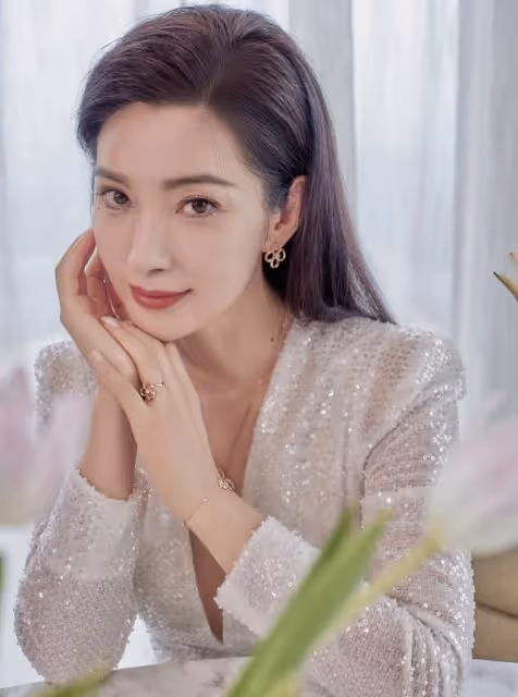 李冰冰把亮片穿得優雅不俗,V領裡面配裸色打底,看著還挺保守的