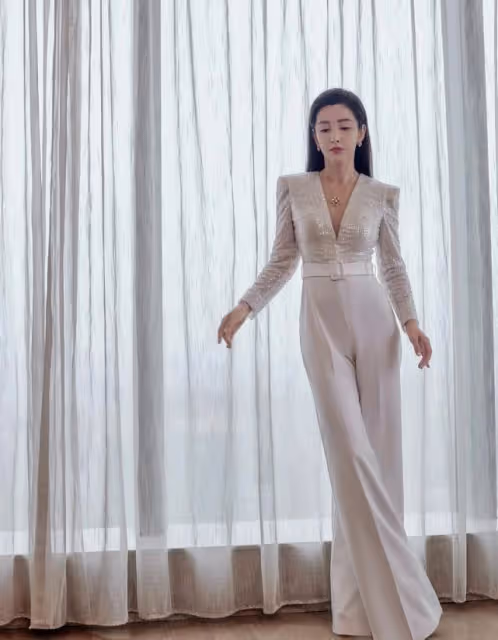 李冰冰把亮片穿得優雅不俗,V領裡面配裸色打底,看著還挺保守的