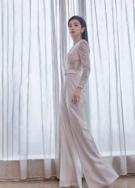 李冰冰把亮片穿得優雅不俗,V領裡面配裸色打底,看著還挺保守的