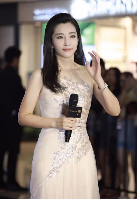 李冰冰把亮片穿得優雅不俗,V領裡面配裸色打底,看著還挺保守的