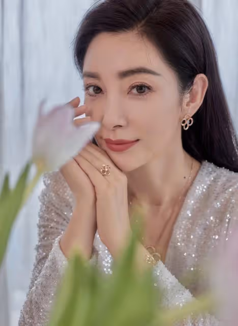 李冰冰把亮片穿得優雅不俗,V領裡面配裸色打底,看著還挺保守的