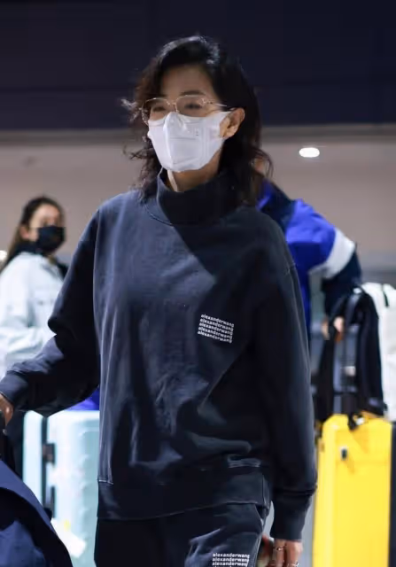 萬茜咋有點「油」了,穿深藍色運動套裝挺休閒,但髮型一言難盡