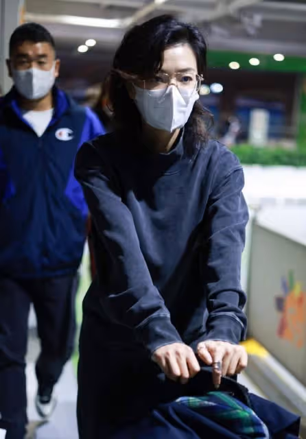 萬茜咋有點「油」了,穿深藍色運動套裝挺休閒,但髮型一言難盡
