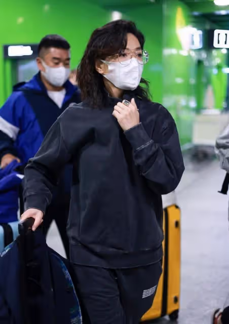 萬茜咋有點「油」了,穿深藍色運動套裝挺休閒,但髮型一言難盡