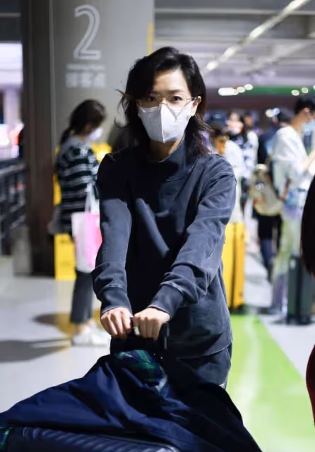 萬茜咋有點「油」了,穿深藍色運動套裝挺休閒,但髮型一言難盡