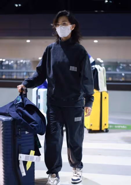 萬茜咋有點「油」了,穿深藍色運動套裝挺休閒,但髮型一言難盡