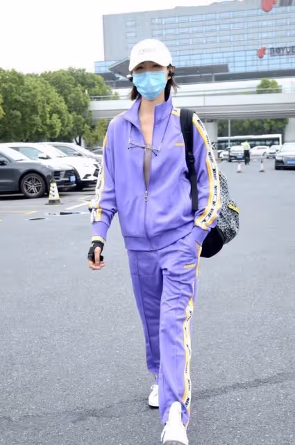 萬茜咋有點「油」了,穿深藍色運動套裝挺休閒,但髮型一言難盡