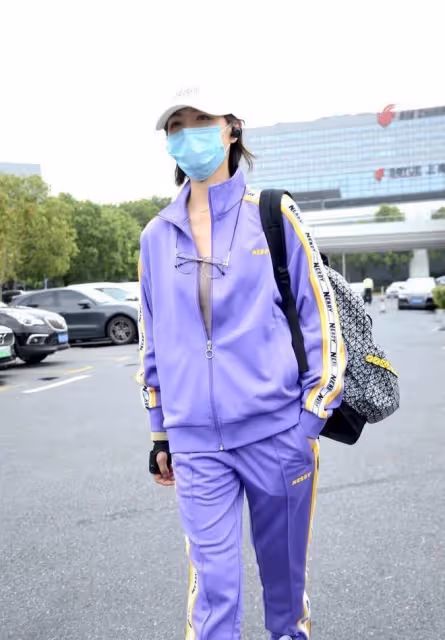 萬茜咋有點「油」了,穿深藍色運動套裝挺休閒,但髮型一言難盡