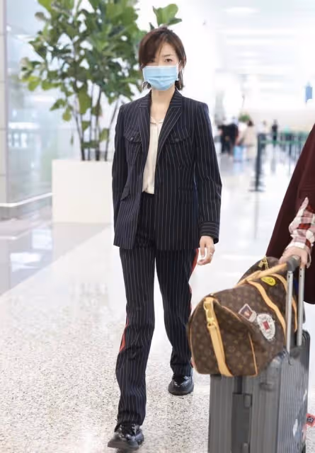 萬茜咋有點「油」了,穿深藍色運動套裝挺休閒,但髮型一言難盡