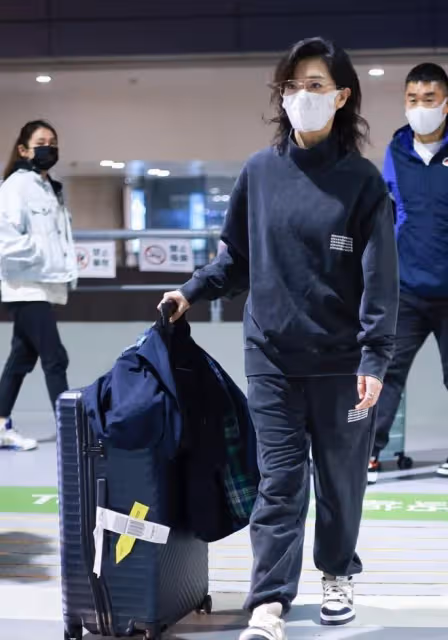 萬茜咋有點「油」了,穿深藍色運動套裝挺休閒,但髮型一言難盡