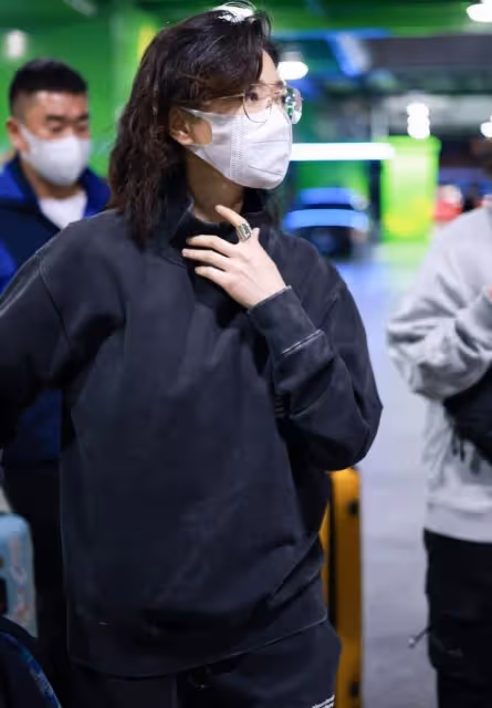 萬茜咋有點「油」了,穿深藍色運動套裝挺休閒,但髮型一言難盡