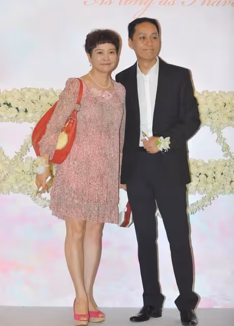梁丹妮和馮遠征不像姐弟戀,穿粉色花裙看著好嬌嫩,扮嫩挺有一套