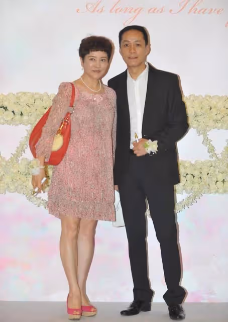 梁丹妮和馮遠征不像姐弟戀,穿粉色花裙看著好嬌嫩,扮嫩挺有一套