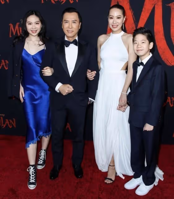 甄子丹女兒還不到20歲,可已經有名媛氣質,緞面裙穿得挺嫵媚