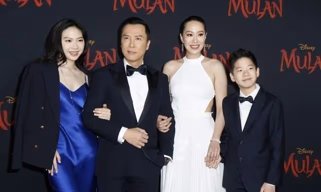 甄子丹女兒還不到20歲,可已經有名媛氣質,緞面裙穿得挺嫵媚