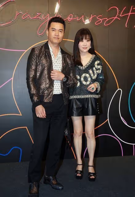 呂良偉妻子一臉福相,穿的薄紗上衣配蕾絲褲,腰有點圓潤但挺好看