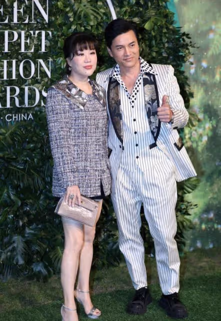 呂良偉妻子一臉福相,穿的薄紗上衣配蕾絲褲,腰有點圓潤但挺好看