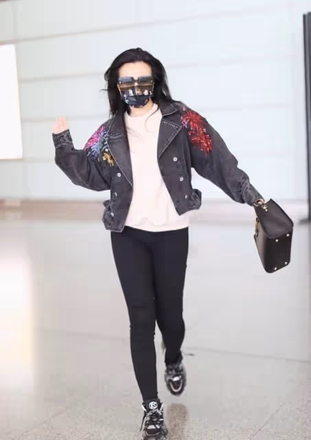 龔琳娜真是放飛了自我,穿花夾克配緊腿褲好隨性,不梳頭就出門