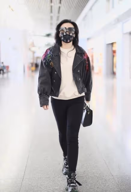 龔琳娜真是放飛了自我,穿花夾克配緊腿褲好隨性,不梳頭就出門