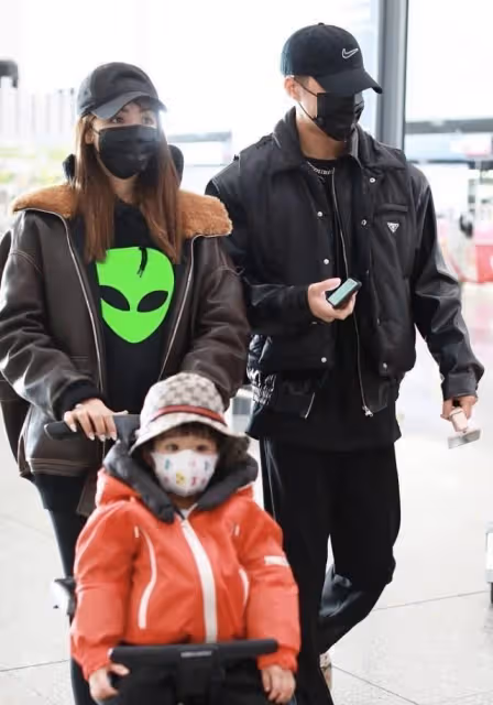 麥迪娜身材小可偏愛大外套,拼接毛領夾克看著就溫暖,挺會搭配的