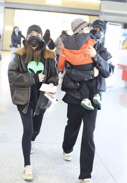 麥迪娜身材小可偏愛大外套,拼接毛領夾克看著就溫暖,挺會搭配的