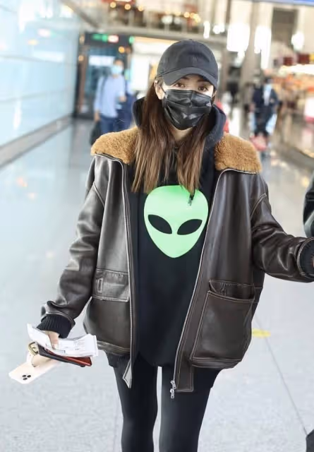 麥迪娜身材小可偏愛大外套,拼接毛領夾克看著就溫暖,挺會搭配的