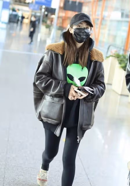 麥迪娜身材小可偏愛大外套,拼接毛領夾克看著就溫暖,挺會搭配的