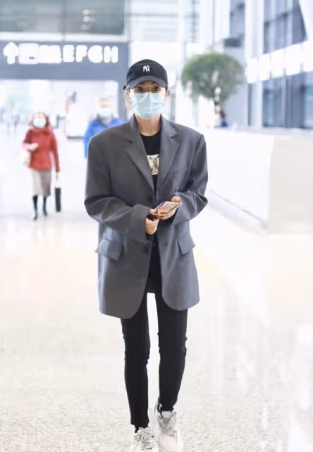 麥迪娜身材小可偏愛大外套,拼接毛領夾克看著就溫暖,挺會搭配的