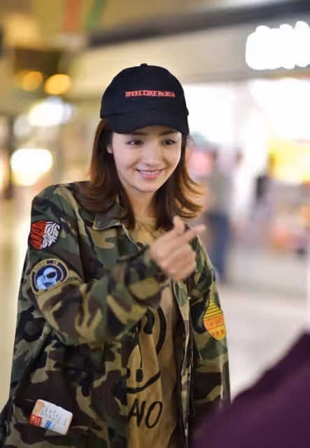 麥迪娜身材小可偏愛大外套,拼接毛領夾克看著就溫暖,挺會搭配的