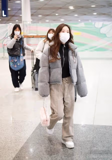 馮提莫素顏還挺清純的,穿蓬鬆棉服配闊腿褲,搭配低調卻挺顯氣質