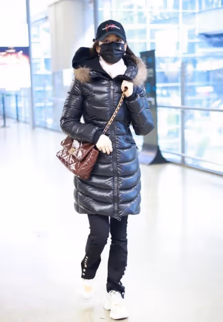 吉娜穿羽絨服也能秀身材,腰身勒出曲線感,配直筒褲看得出有多瘦