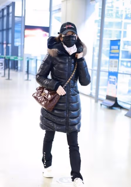 吉娜穿羽絨服也能秀身材,腰身勒出曲線感,配直筒褲看得出有多瘦