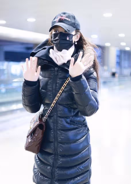 吉娜穿羽絨服也能秀身材,腰身勒出曲線感,配直筒褲看得出有多瘦