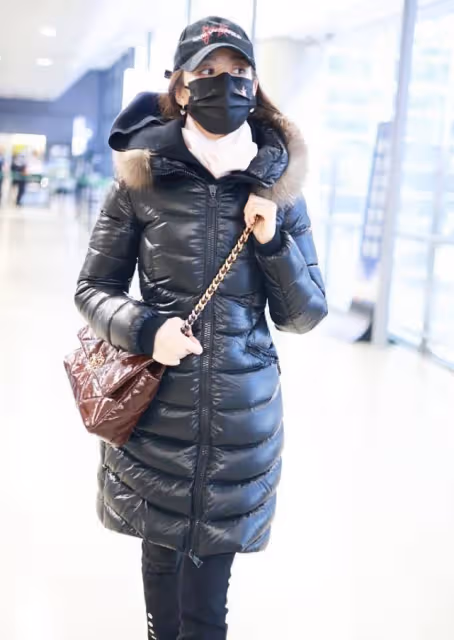 吉娜穿羽絨服也能秀身材,腰身勒出曲線感,配直筒褲看得出有多瘦