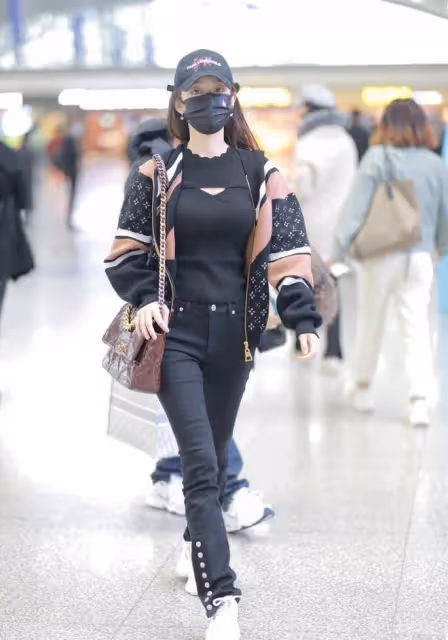 吉娜穿羽絨服也能秀身材,腰身勒出曲線感,配直筒褲看得出有多瘦