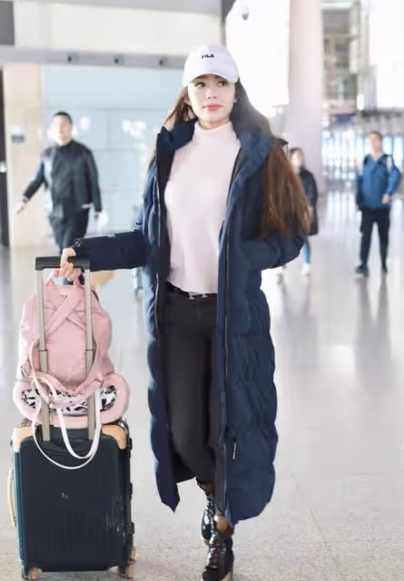 吉娜穿羽絨服也能秀身材,腰身勒出曲線感,配直筒褲看得出有多瘦
