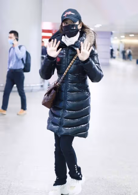 吉娜穿羽絨服也能秀身材,腰身勒出曲線感,配直筒褲看得出有多瘦