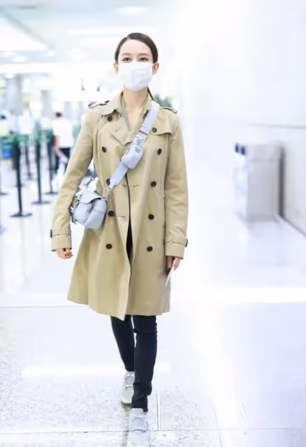 吉娜穿羽絨服也能秀身材,腰身勒出曲線感,配直筒褲看得出有多瘦
