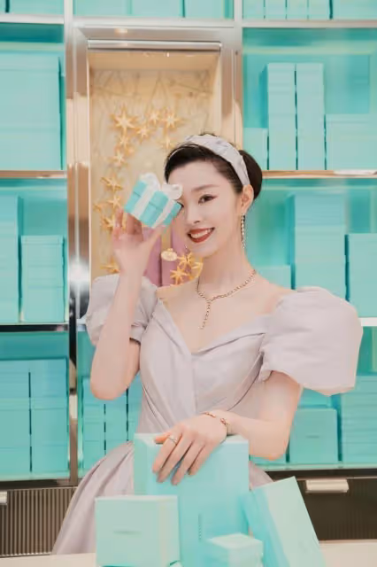 宋軼長成了讓人羨慕的樣,泡泡袖裙配髮帶,說是在逃公主也不過分