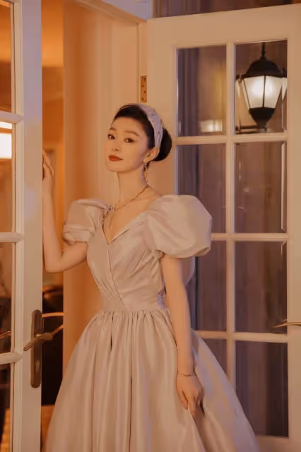 宋軼長成了讓人羨慕的樣,泡泡袖裙配髮帶,說是在逃公主也不過分