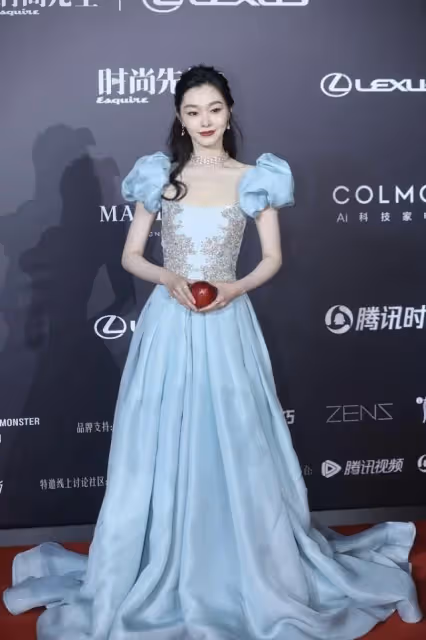 宋軼長成了讓人羨慕的樣,泡泡袖裙配髮帶,說是在逃公主也不過分