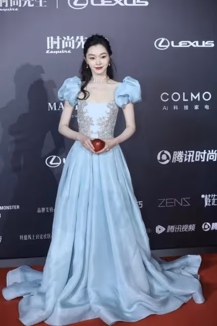 宋軼長成了讓人羨慕的樣,泡泡袖裙配髮帶,說是在逃公主也不過分