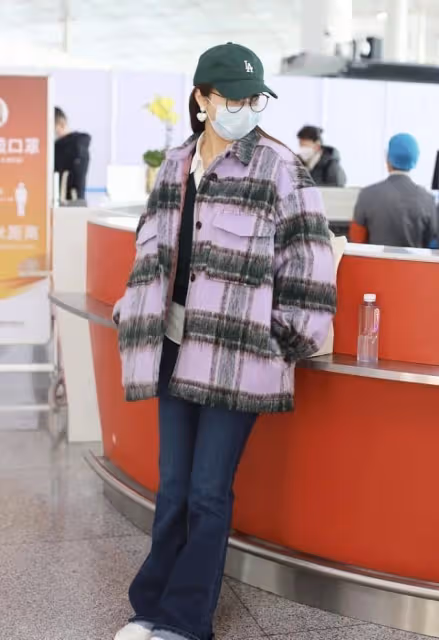 李菲兒穿衣不太講究,明明沒有那麼胖,穿馬海毛夾克顯得挺圓潤