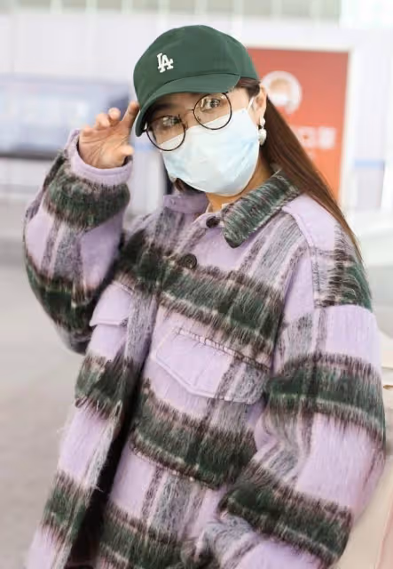 李菲兒穿衣不太講究,明明沒有那麼胖,穿馬海毛夾克顯得挺圓潤