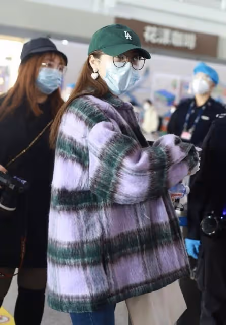 李菲兒穿衣不太講究,明明沒有那麼胖,穿馬海毛夾克顯得挺圓潤